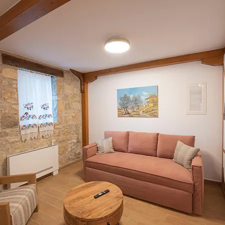 Dervisia Stonehouse 3 Λαζαράτα