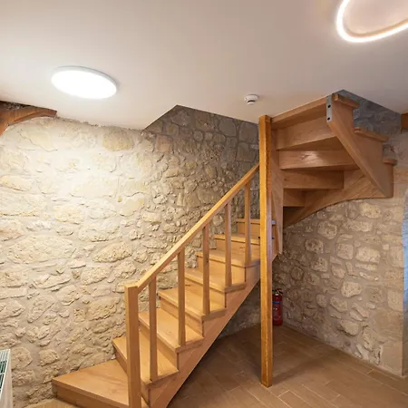 Dervisia Stonehouse 3 *